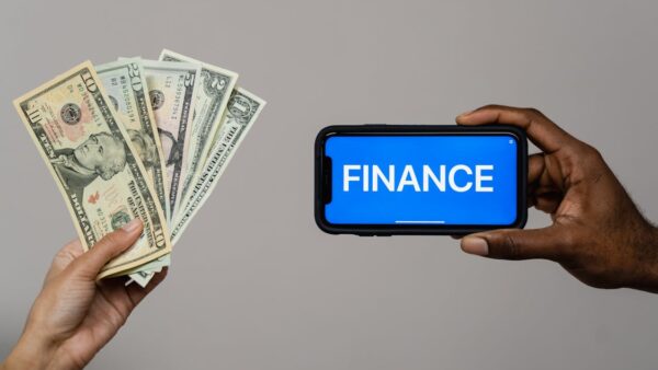 Professionisti gestiscono trasferimenti finanziari internazionali