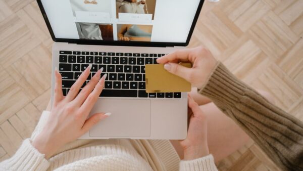 Persona acquista prodotti online con software di fatturazione