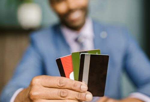 Professionista con carte di credito per gestione finanziaria aziendale