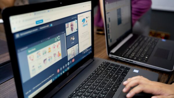 Videochiamata su laptop per riunioni e conferenze online