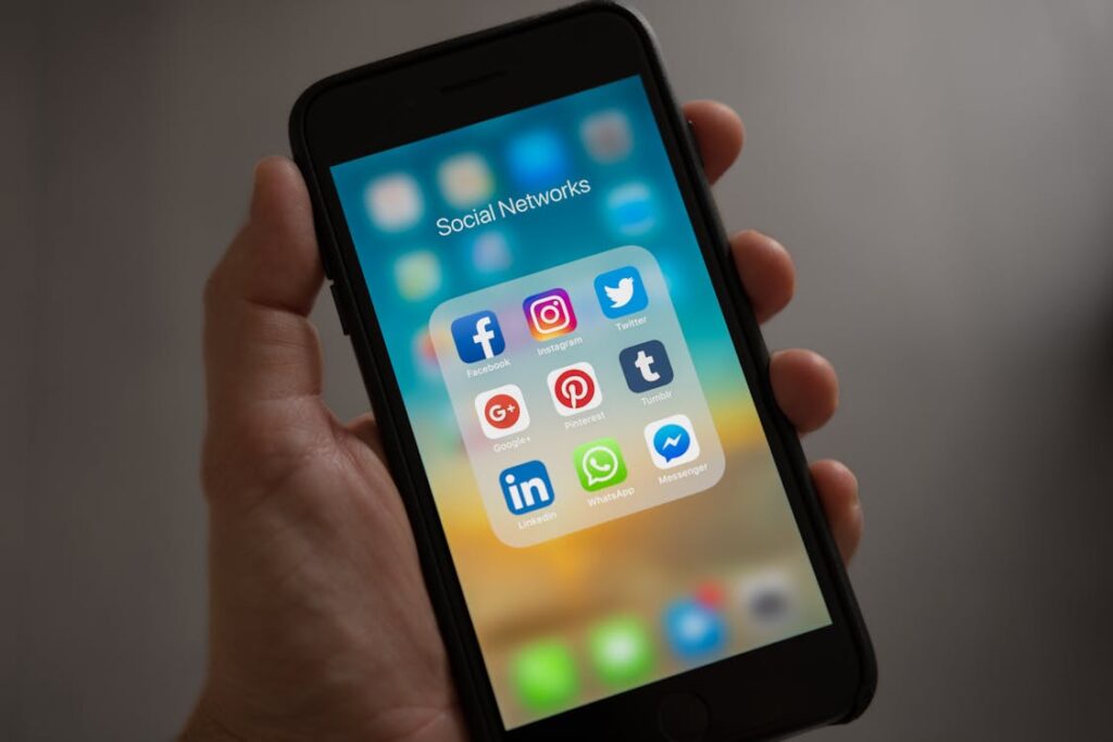 Smartphone con app social media per la gestione e analisi dei contenuti