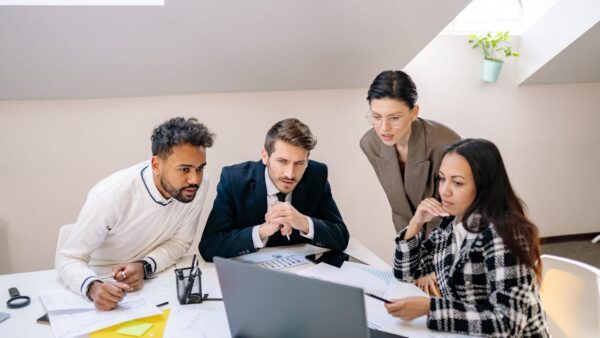 Team aziendale lavora con suite cloud su laptop in ufficio