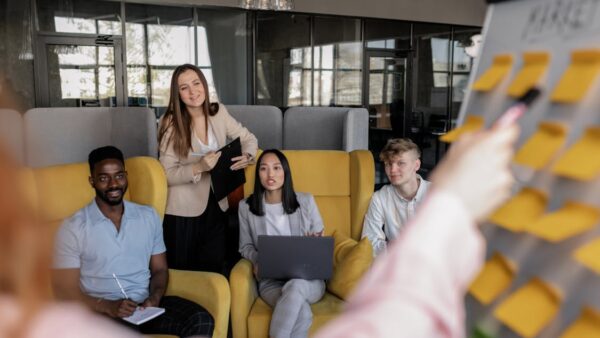 Professionisti in riunione discutono strumenti di comunicazione email