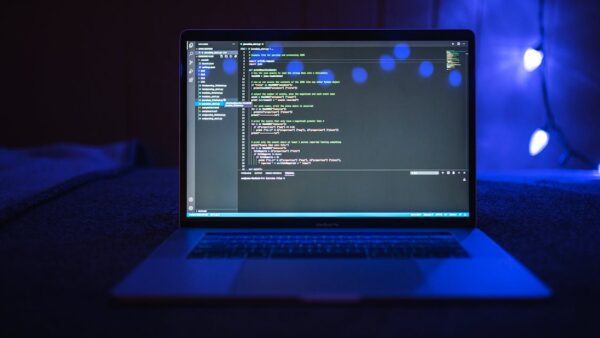 Codice di programmazione su schermo laptop per hosting cloud