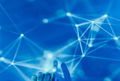 Mano robotica rappresenta intelligenza artificiale generativa per le immagini