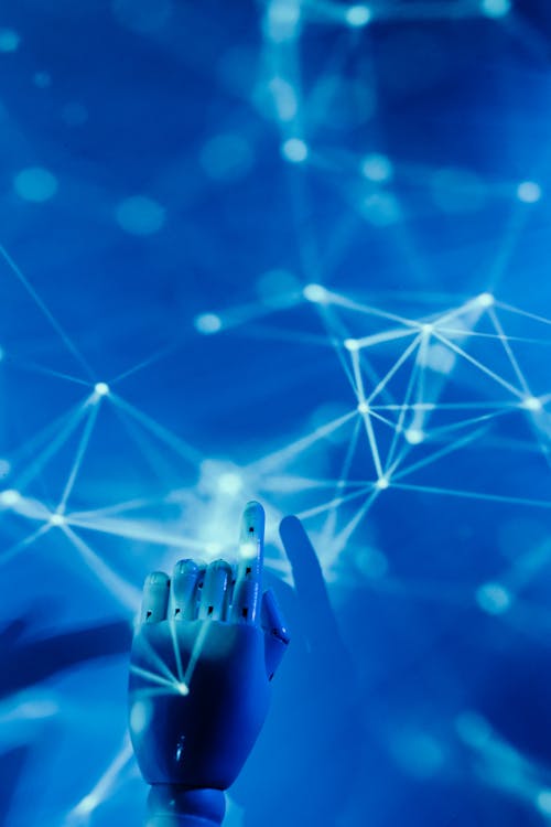 Mano robotica rappresenta intelligenza artificiale generativa per le immagini