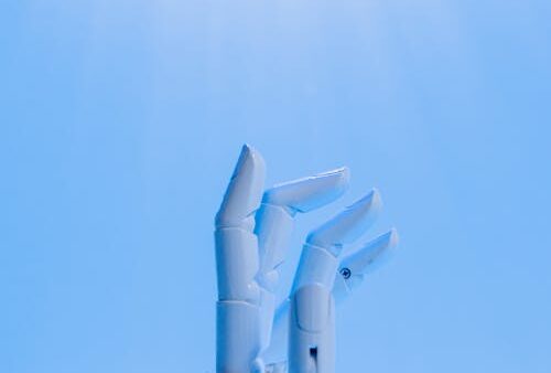 Braccio robotico su sfondo blu simboleggia la generazione immagini AI