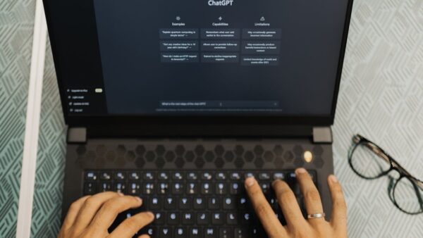 Laptop con ChatGPT aperto per assistenza AI e produttività