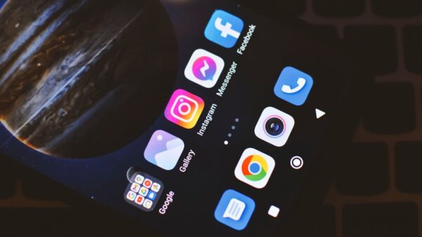 Smartphone con app di cloud storage crittografato end-to-end