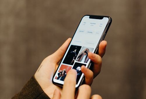 Ambiente di lavoro produttivo con strumenti di organizzazione e AI