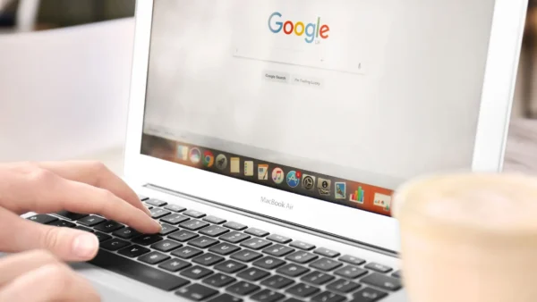 Utilizzo di Google su un MacBook Air.