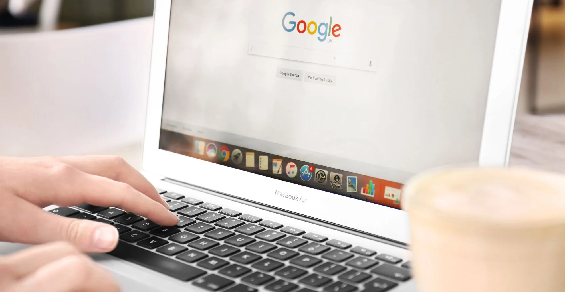 Utilizzo di Google su un MacBook Air.