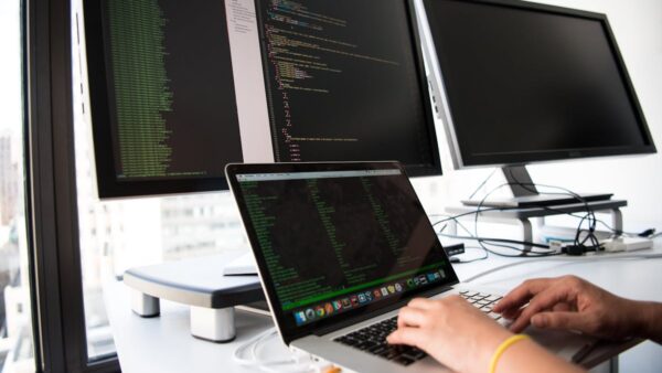 Web design con immagini su laptop