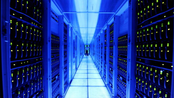 Corridoio di server in un data center blu