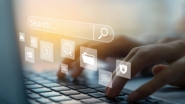 Persona digita su tastiera con icone digitali