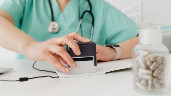 Fattura elettronica per i medici: divieto SdI e Tessera Sanitaria