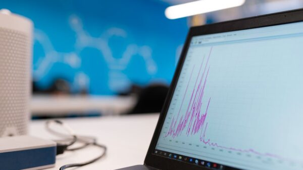 Dashboard CRM con grafici e analisi dati su schermo laptop