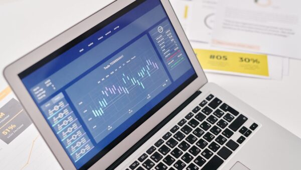 Laptop con documenti contabili per la fatturazione elettronica automatizzata