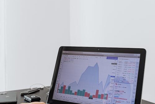 Professionista utilizza software CRM open source per la gestione clienti