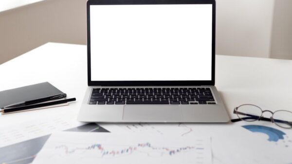 Schermo laptop con dati di vendita e-commerce e report finanziari