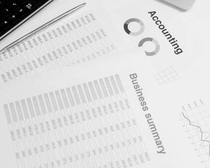 Scrivania con laptop e documenti per strategia di marketing automation