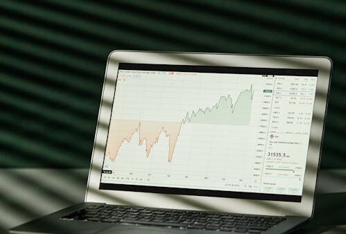 Laptop con software gestionale su scrivania di studio professionale