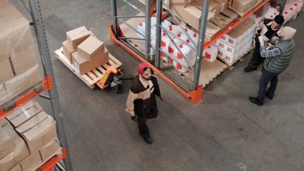 Team di magazzinieri organizza inventario e scorte con sistema ERP