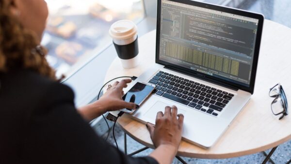 Sviluppatrice che valida codice HTML