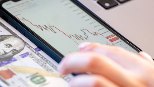 Professionista utilizza smartphone per gestire clienti e vendite con CRM mobile