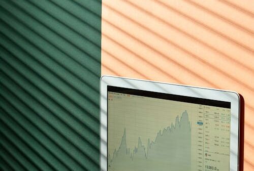 Laptop con software CRM per il confronto tra Pipedrive e HubSpot