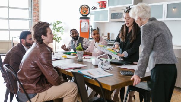 Team aziendale collabora per automatizzare i workflow con il gestionale