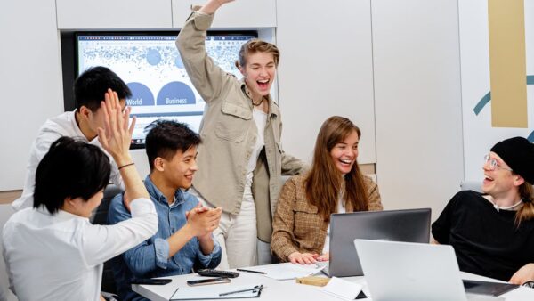 Team di piccola impresa in riunione per implementare un ERP accessibile