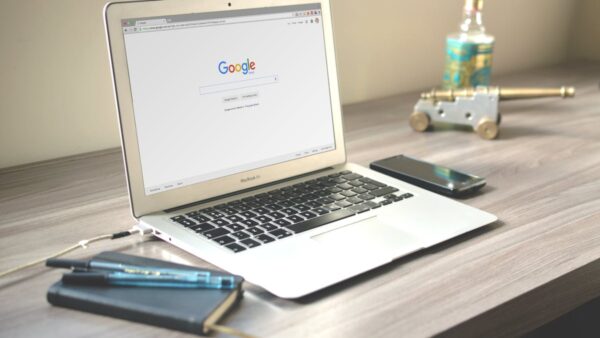 Google Ads credito €400 - pagina di ricerca Google su laptop