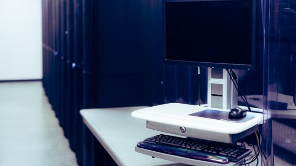 Computer e server rack rappresentano il confronto tra ERP Odoo e Dynamics 365