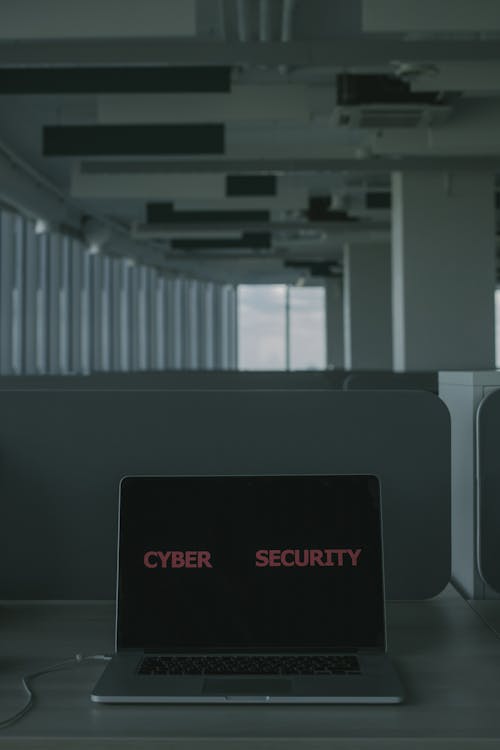 Laptop con testo Cyber Security per la protezione dati nel gestionale