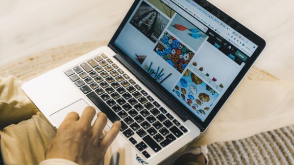Intelligenza artificiale sui siti web: chatbot, contenuti e trasparenza
