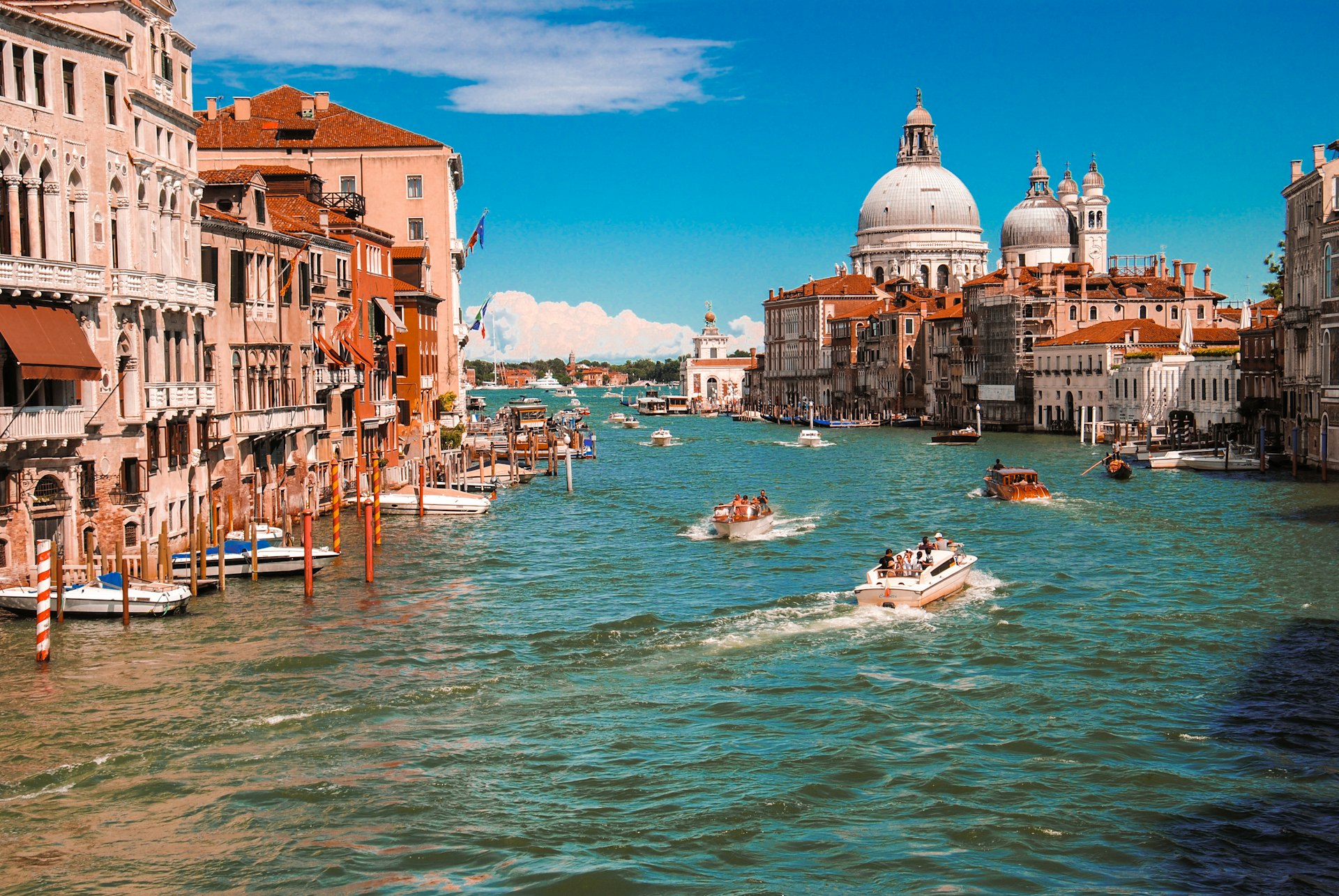 Canal Grande di Venezia in una giornata di sole con cielo azzurro