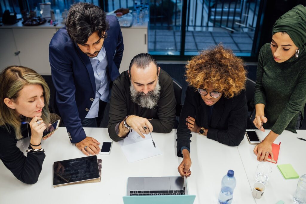 Geschäftspartner bei einer Brainstorming-Sitzung im Büro