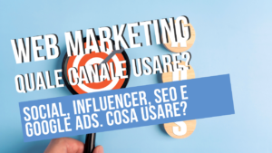 Concetti di web marketing e strategie SEO su sfondo azzurro.